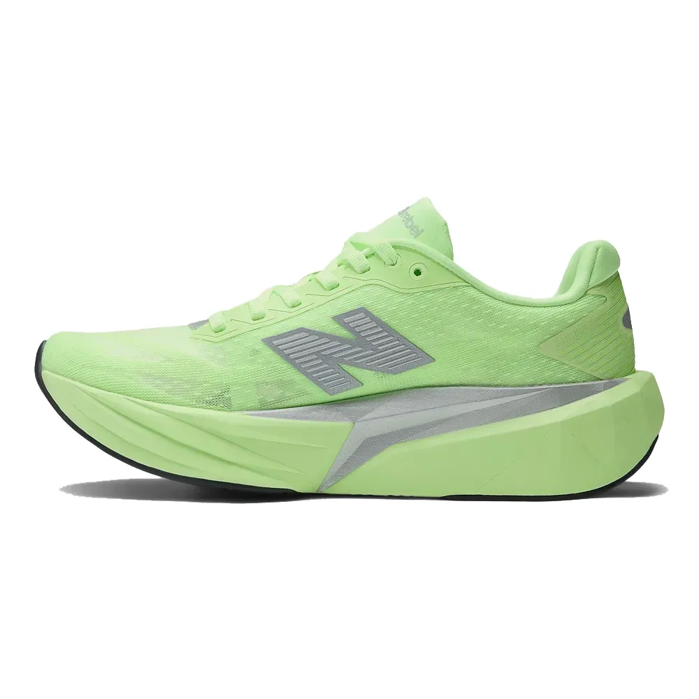 Tênis de corrida masculino New Balance FuelCell Rebel verde claro vista frontal evidenciando cabedal em malha técnica.
